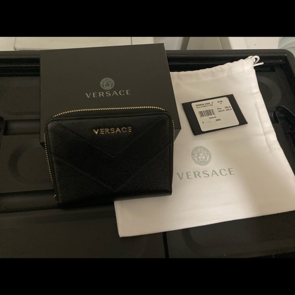 4️⃣0️⃣0️⃣Versace Zip Wallet - Picture 1 of 4